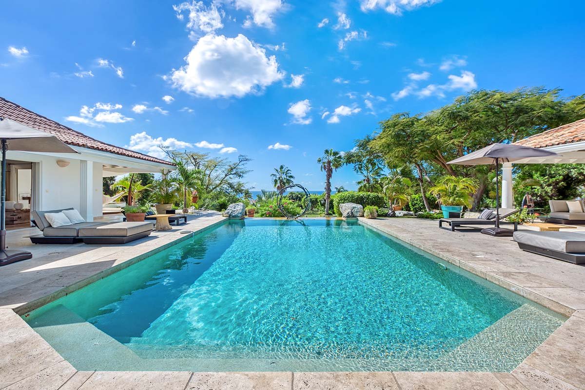 Piscina privada con terraza y paisaje tropical en La Pinta, St. Maarten