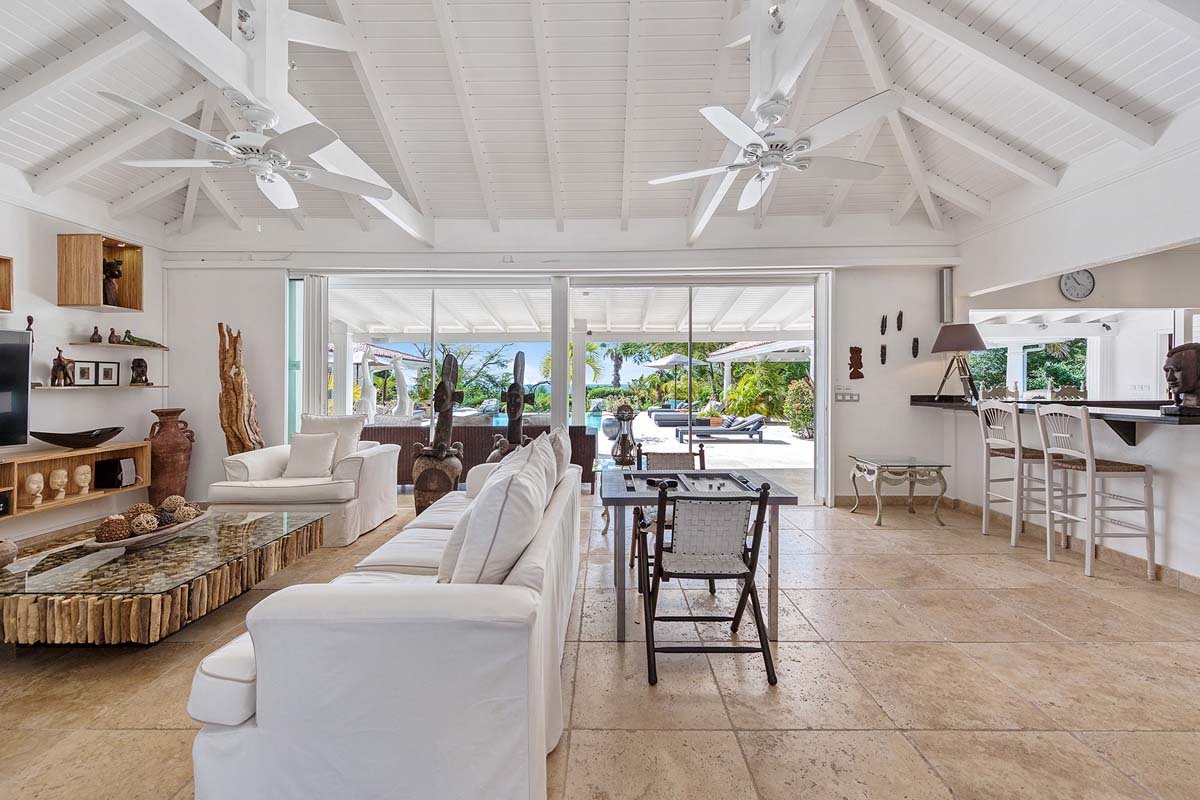 Amplia sala de estar en la villa La Pinta en St. Maarten, con distribución abierta y vistas a la piscina