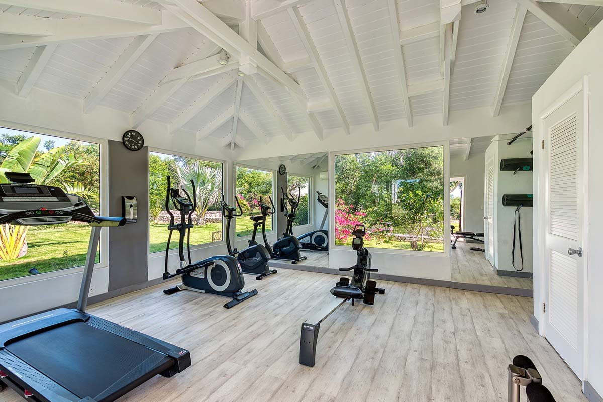 Gimnasio interior de la villa La Pinta con equipos cardiovasculares y de fuerza, St. Maarten