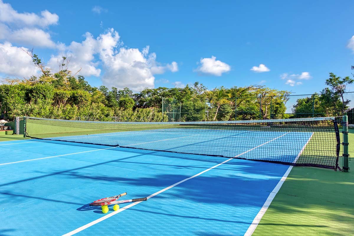 Pista de tenis al aire libre en la villa La Pinta en St. Maarten, exuberante entorno tropical