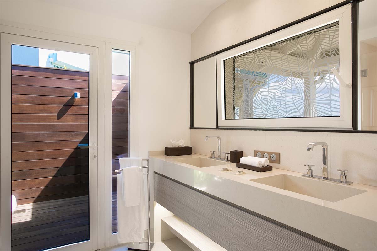 Villa Avanti Bathroom 2, Terres Basses, St. Martin – king-size bed, en-suite bath.