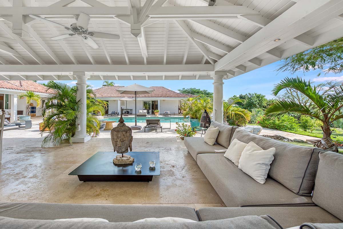 Zona de estar al aire libre con sombra en la villa La Pinta en St. Maarten