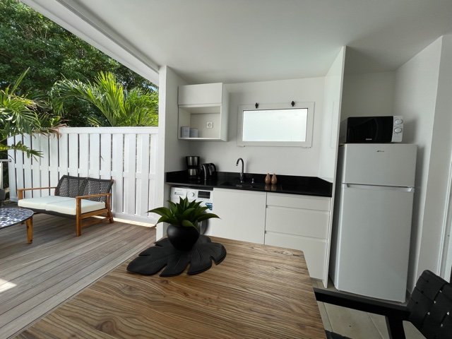 Private outdoor kitchen at Studio Friends at Paloma, Santa Ana—modern condo with king-size bed and kitchenette