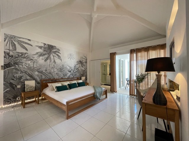 Studio Friends at Paloma: modern Santa Ana apartment featuring a king-size bed, kitchenette, and private terrace.
