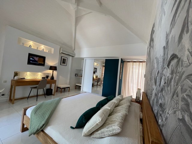 Studio Friends at Paloma: modern Santa Ana apartment featuring a king-size bed, kitchenette, and private terrace