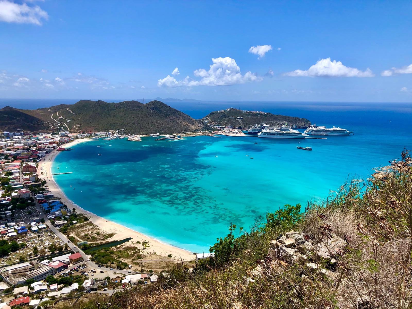 Great Bay Beach – Philipsburg Sint Maarten Great Bay Beach in Philipsburg Sint Maarten, the largest Bay in the Caribbean