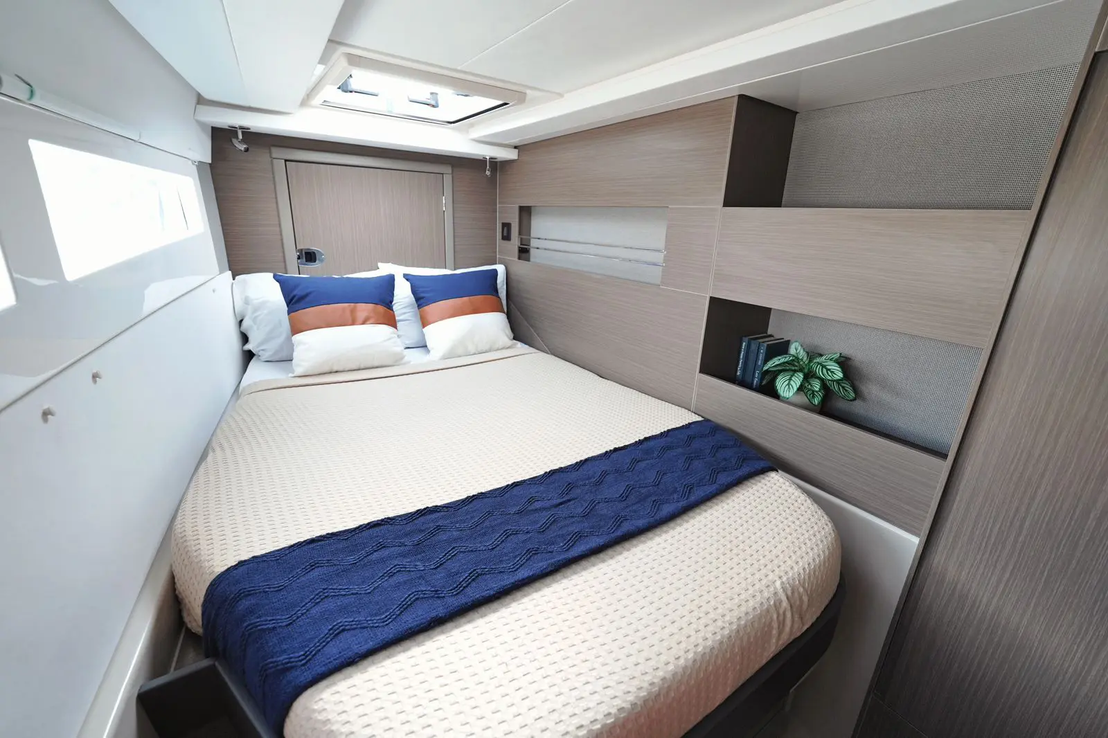 Don’t Worry Leopard 45 sail catamaran cabin 2 with bed, St. Maarten