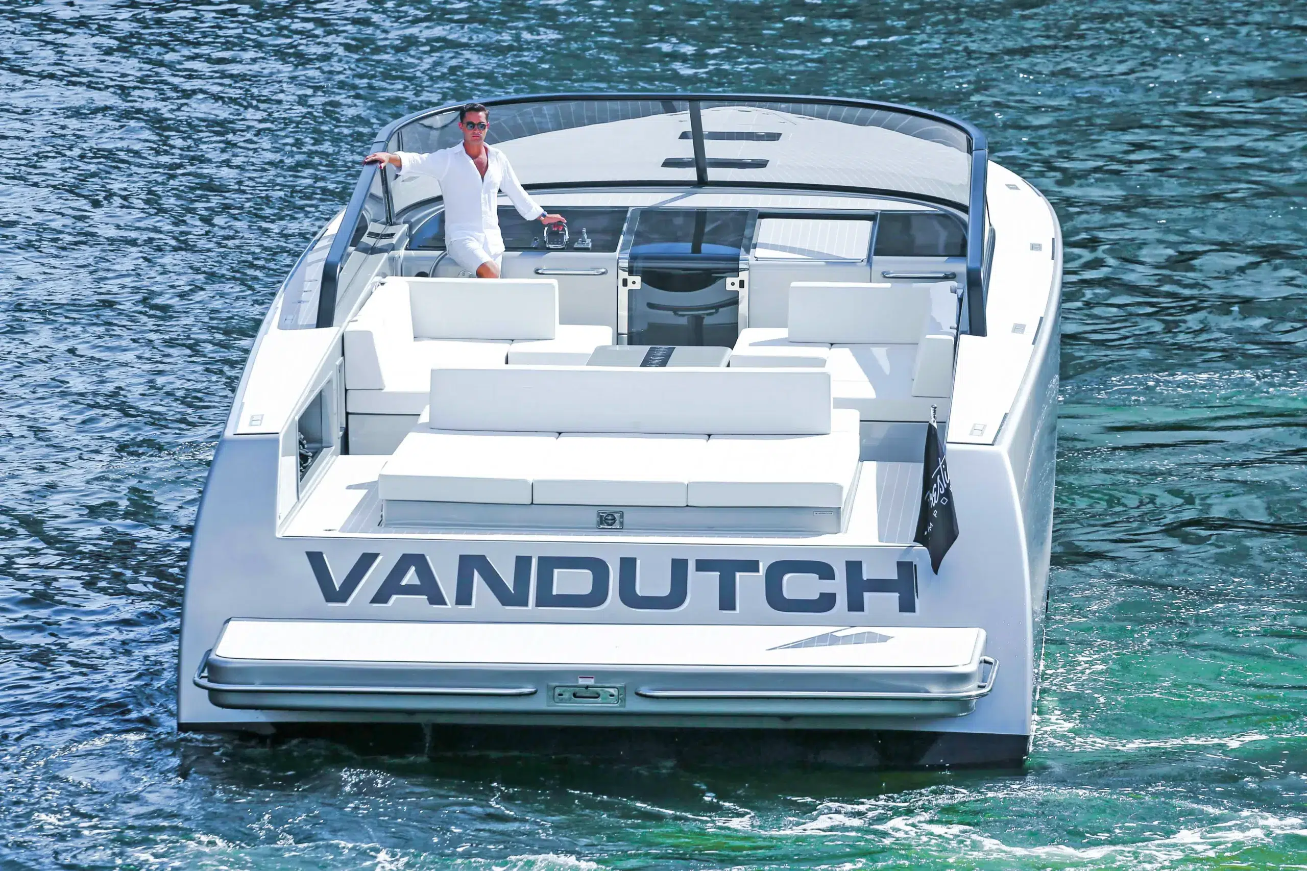 VanDutch 55 jachten varen in de buurt St. MaartenDe kustlijn van 's, met een strak design en luxe voorzieningen.
