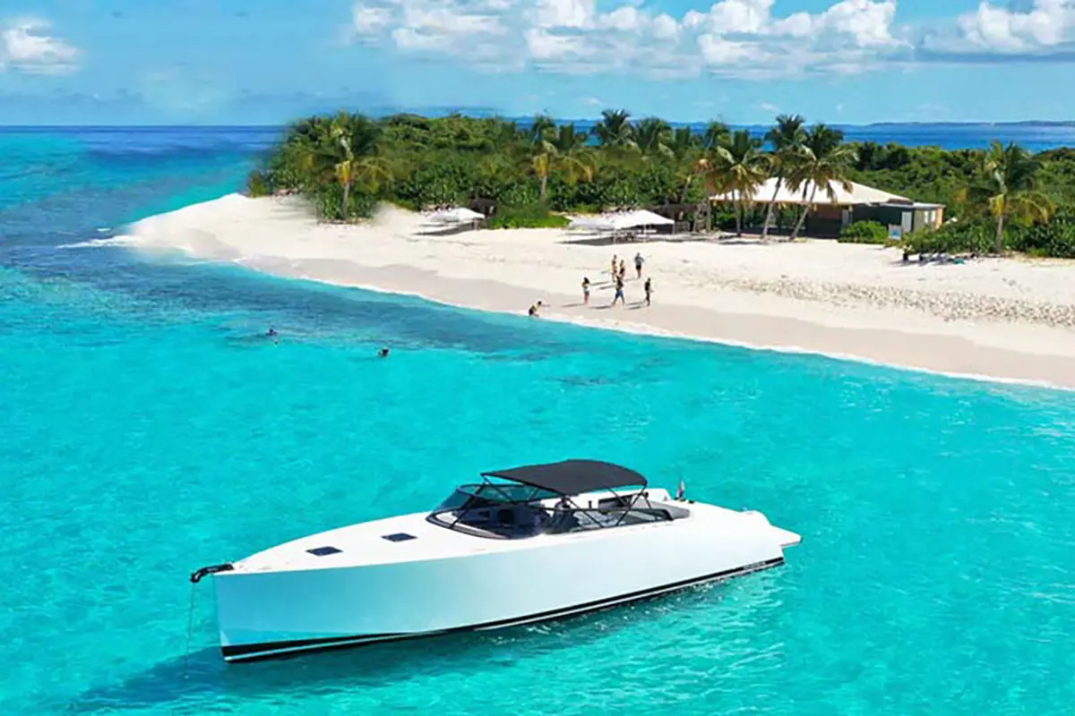 VanDutch 55 jachten varen langs de kustlijn van Anguilla en tonen hun strakke design en luxe voorzieningen