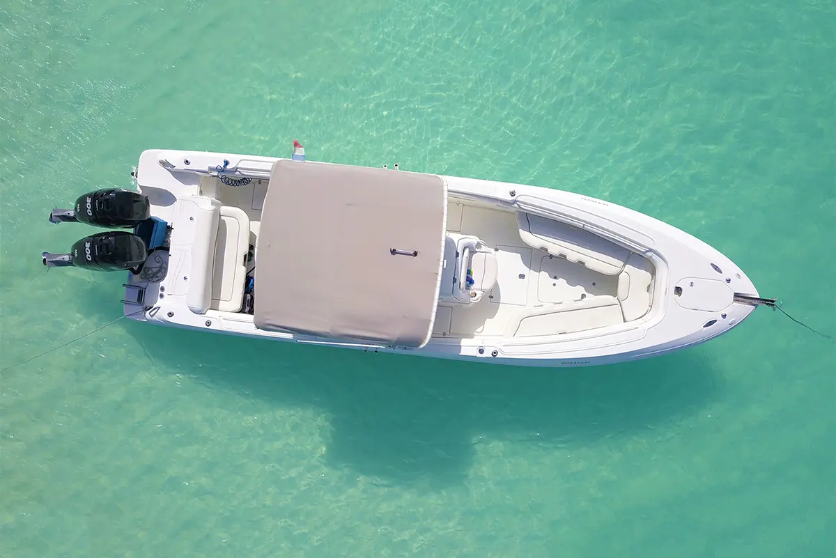 Scarab 32 FT Sport met 2 Mercury Verado 300 motoren - Zonnedek vooraan, zitplaatsen achteraan, paddleboard voor de lol.