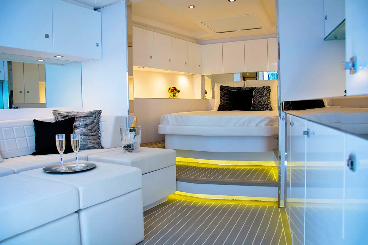VanDutch 55 jachten varen in de buurt St. Maartenkustlijn van 's, met een strak design en luxe voorzieningen