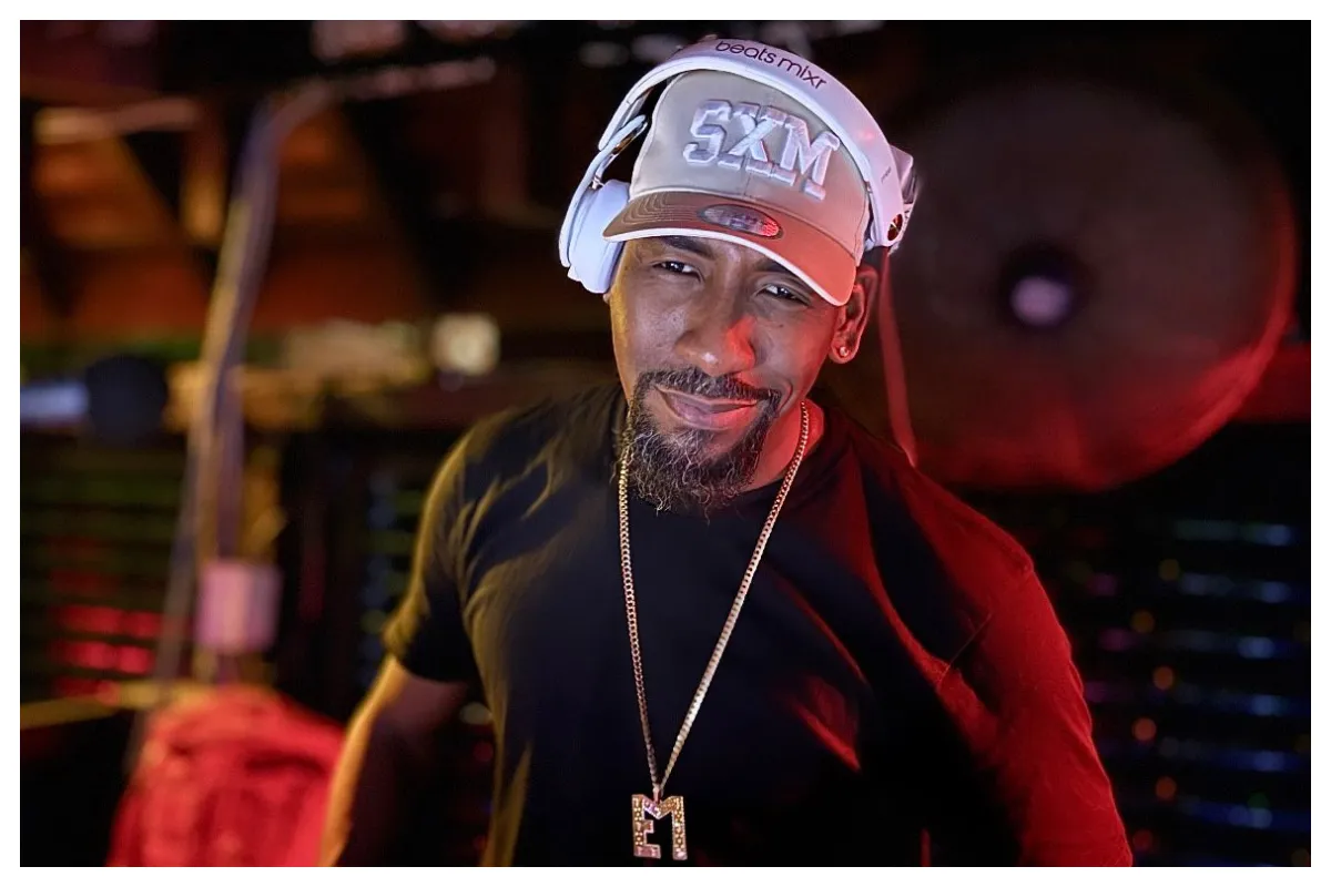 DJ EM - TOP 40 | DJ des Caraïbes, SXM, Suriname - Genres musicaux: Commercial Soca, Club, Dancehall, Reggaeton, Moombathon, Afrobeat DJ EM - TOP 40 | DJ des Caraïbes, SXM, Suriname - Genres musicaux: Commercial Soca, Club, Dancehall, Reggaeton, Moombathon, Afrobeat