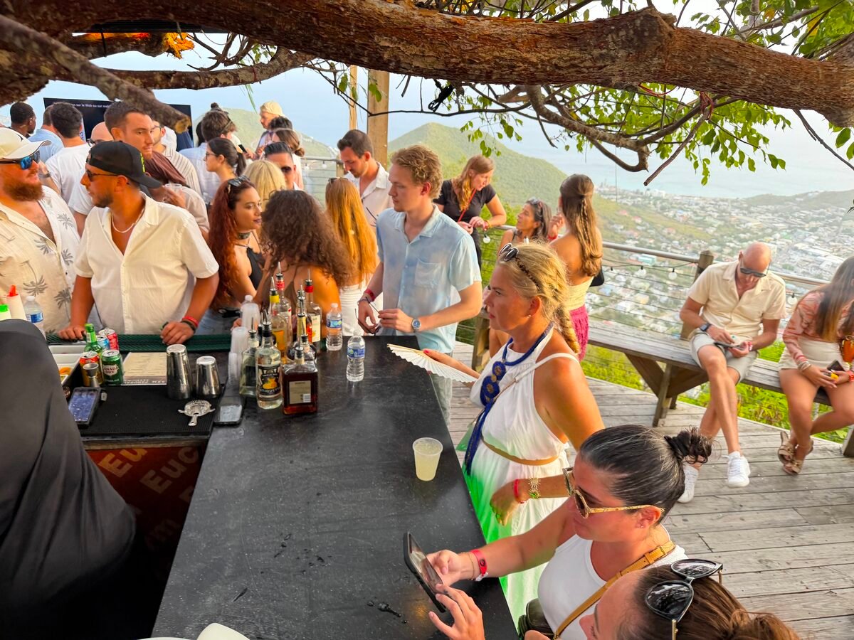 Panorama Sessions bar scene